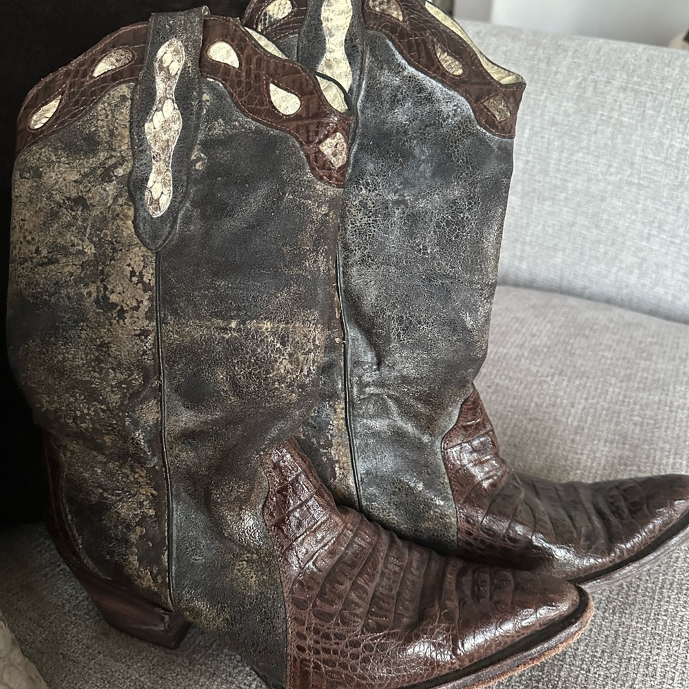 Woman’s size 8 brown leather cowboy boots